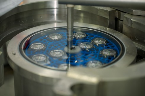 Water resistance tests using Roxer machine TAG Heuer Aquaracer 500M Calibre 72 Countdown Automatic Chronograph 43 mm