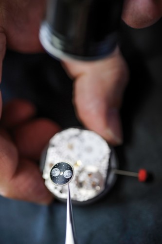 Girard-Perregaux Traveller moon phases and large date - in-depth watch review by ESCAPEMENT