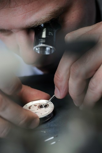 Girard-Perregaux Traveller moon phases and large date - in-depth watch review by ESCAPEMENT